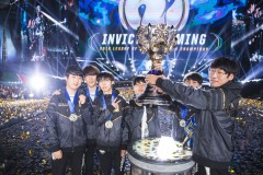 DK科研阵容失效，T1战术调整致胜，关键团战拉开经济差距完成让一追三